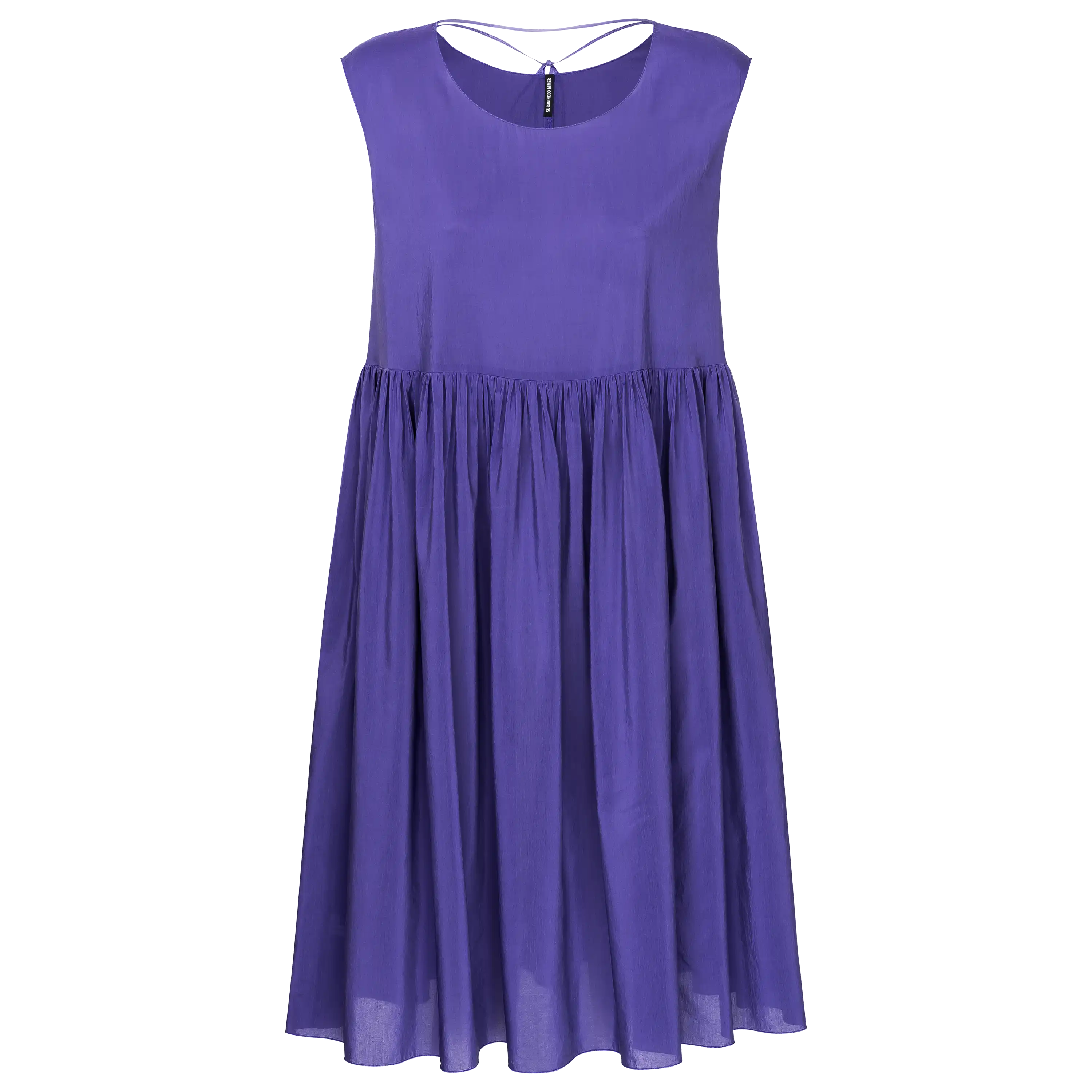 Professionelle Produktfotografie eines violetten Sommerkleides als Freisteller. Hochwertige Textilfotografie für Bekleidung und Produktbilder erstellen. PRO-ducto GmbH