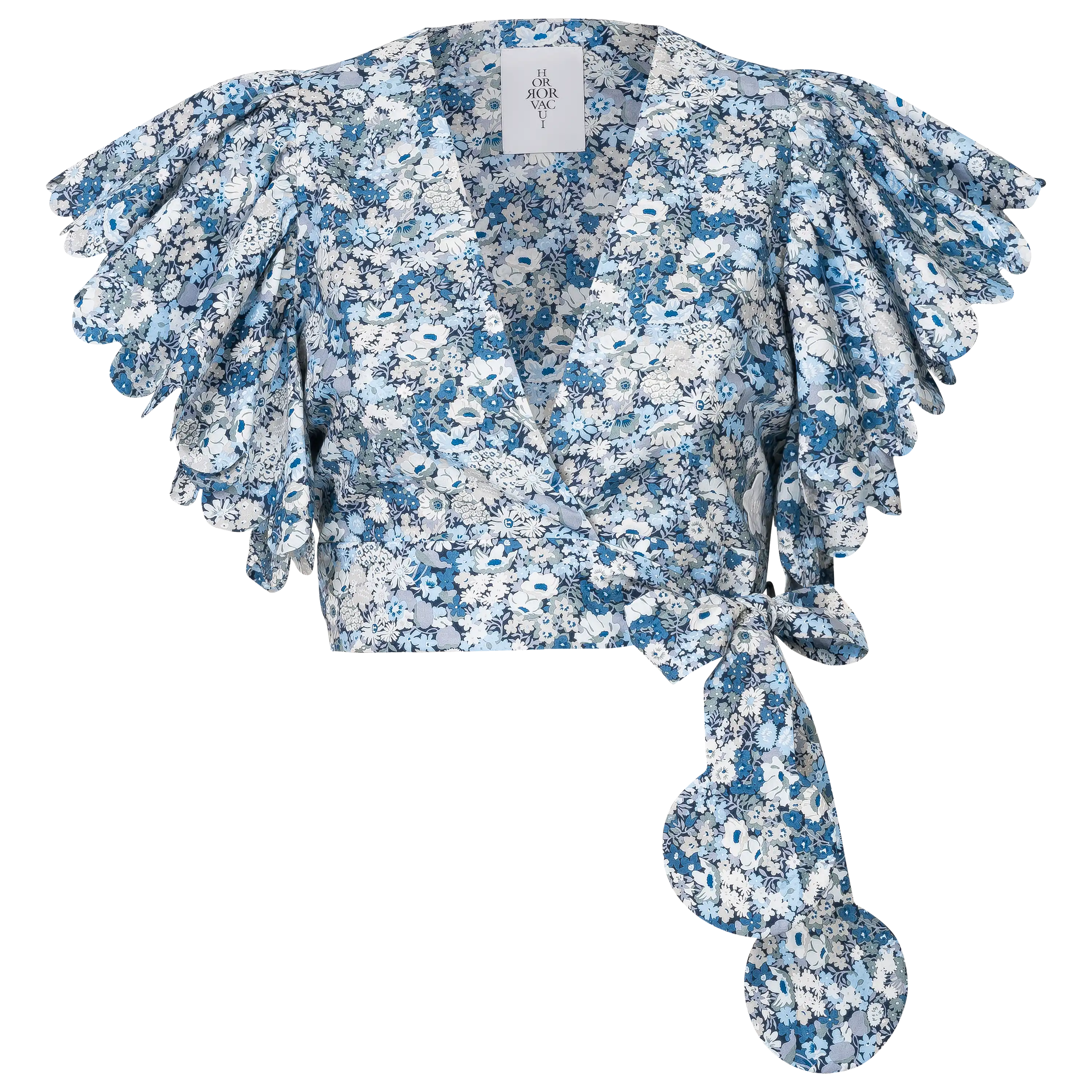 Professionelle Produktfotografie eines blauen Wickeloberteils mit Blumenmuster und Rüschenärmeln von PRO-ducto.