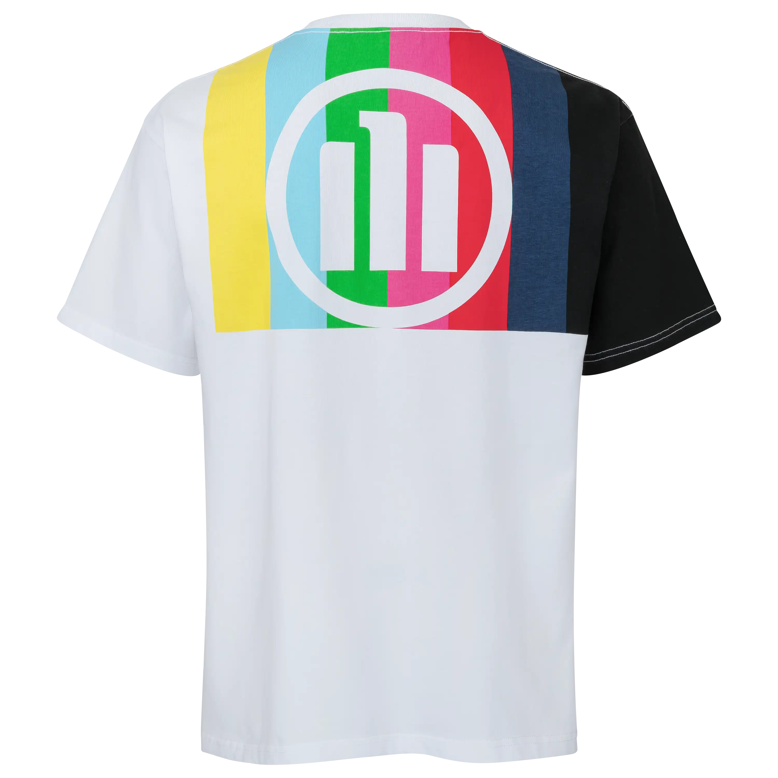 Rückansicht eines weißen T-Shirts mit buntem Streifenmuster und Logo für professionelle Produktfotografie.