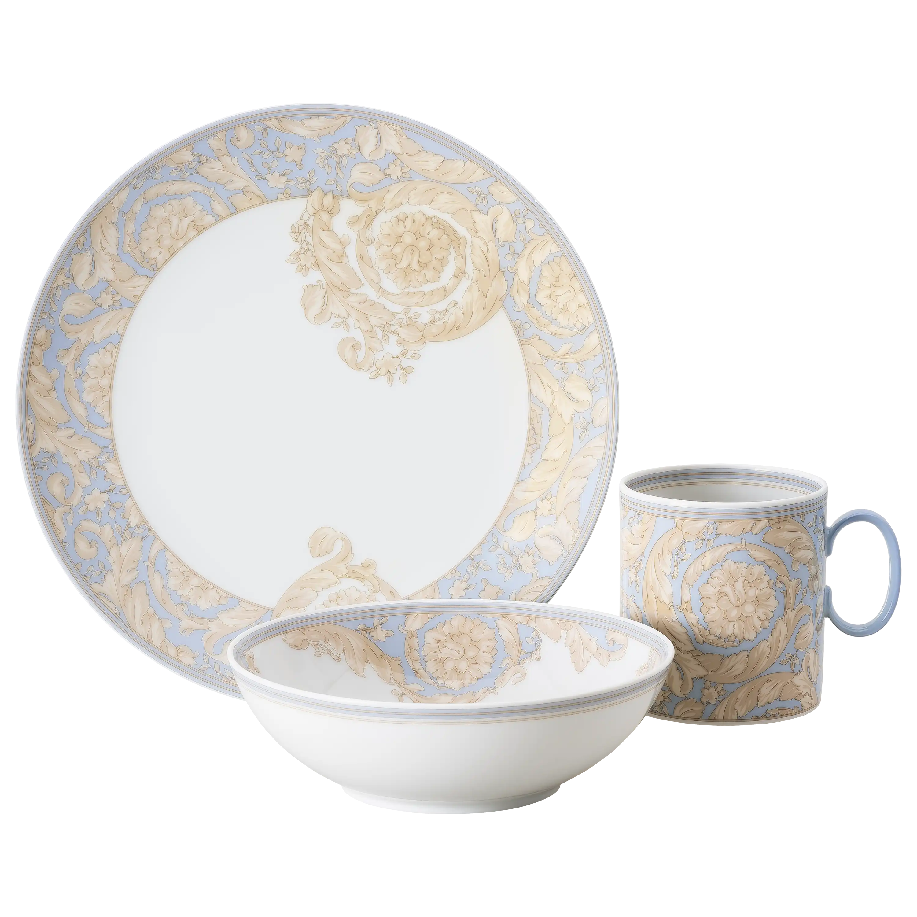 Ein elegantes Geschirrset mit Teller, Schale und Tasse, verziert mit hellblauem und beigem Barock-Blumenmuster.