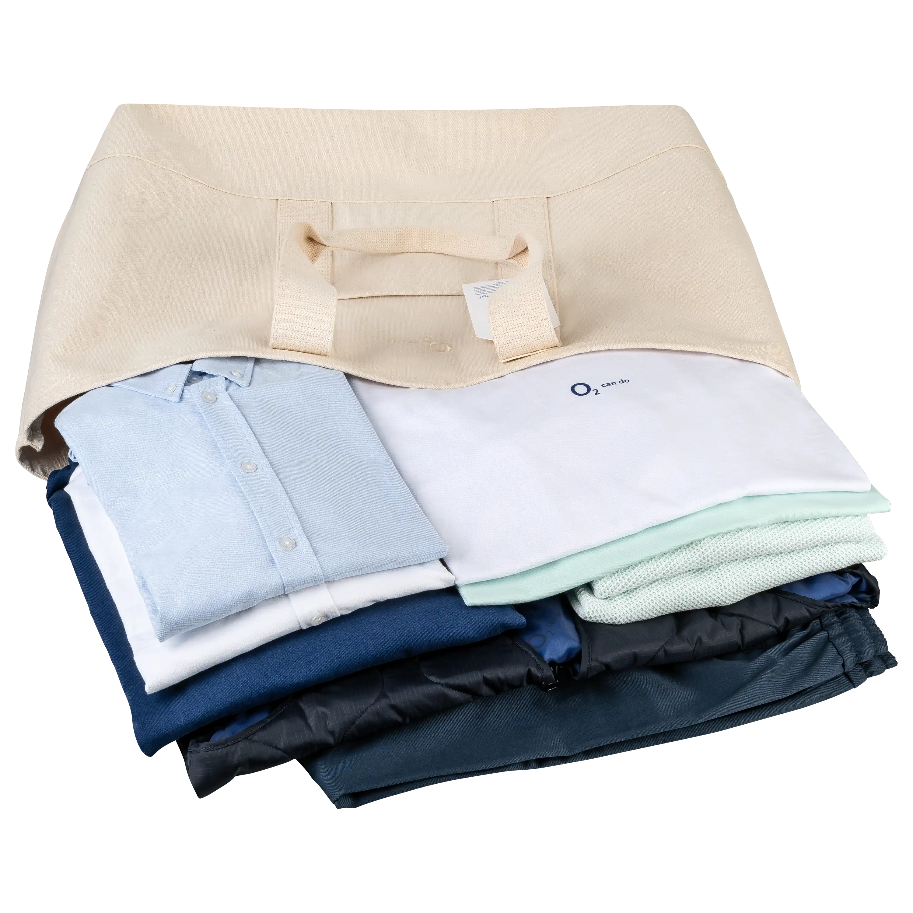 Professionelle Produktfotografie von PRO-ducto GmbH: Eine beige Stofftasche gefüllt mit verschiedenen Kleidungsstücken für die Textilfotografie.