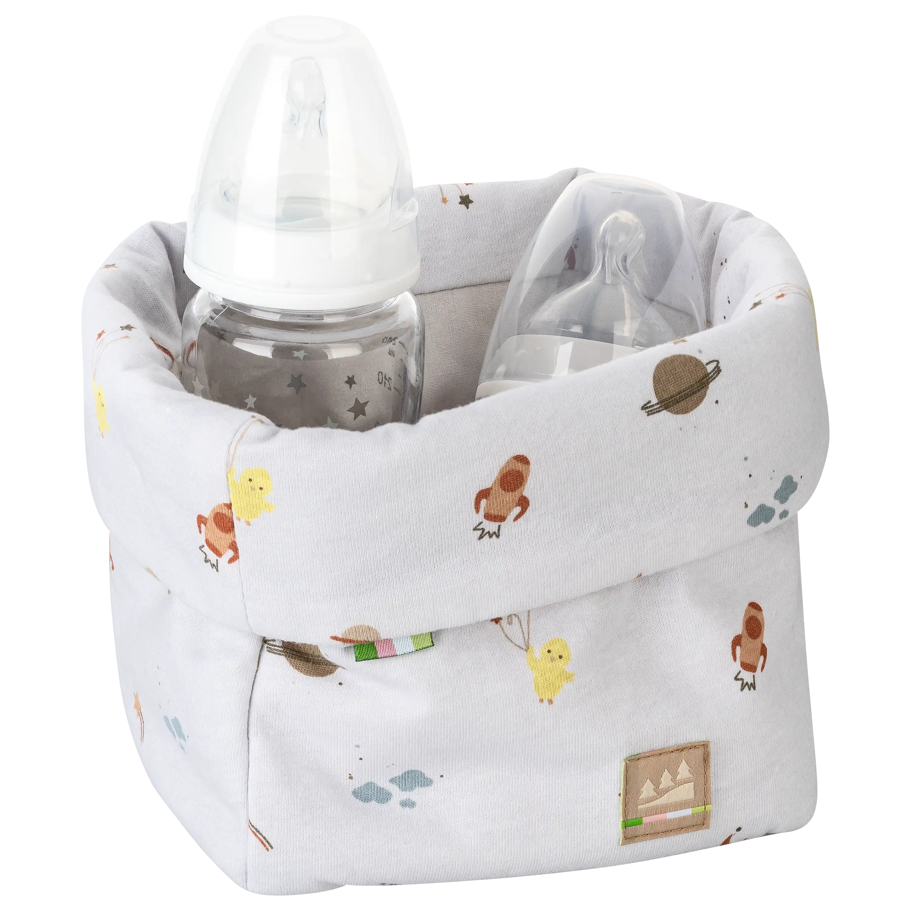 Zwei Babyflaschen in einem Stoffkorb mit Weltraummuster für professionelle Produktfotos von PRO-ducto GmbH.