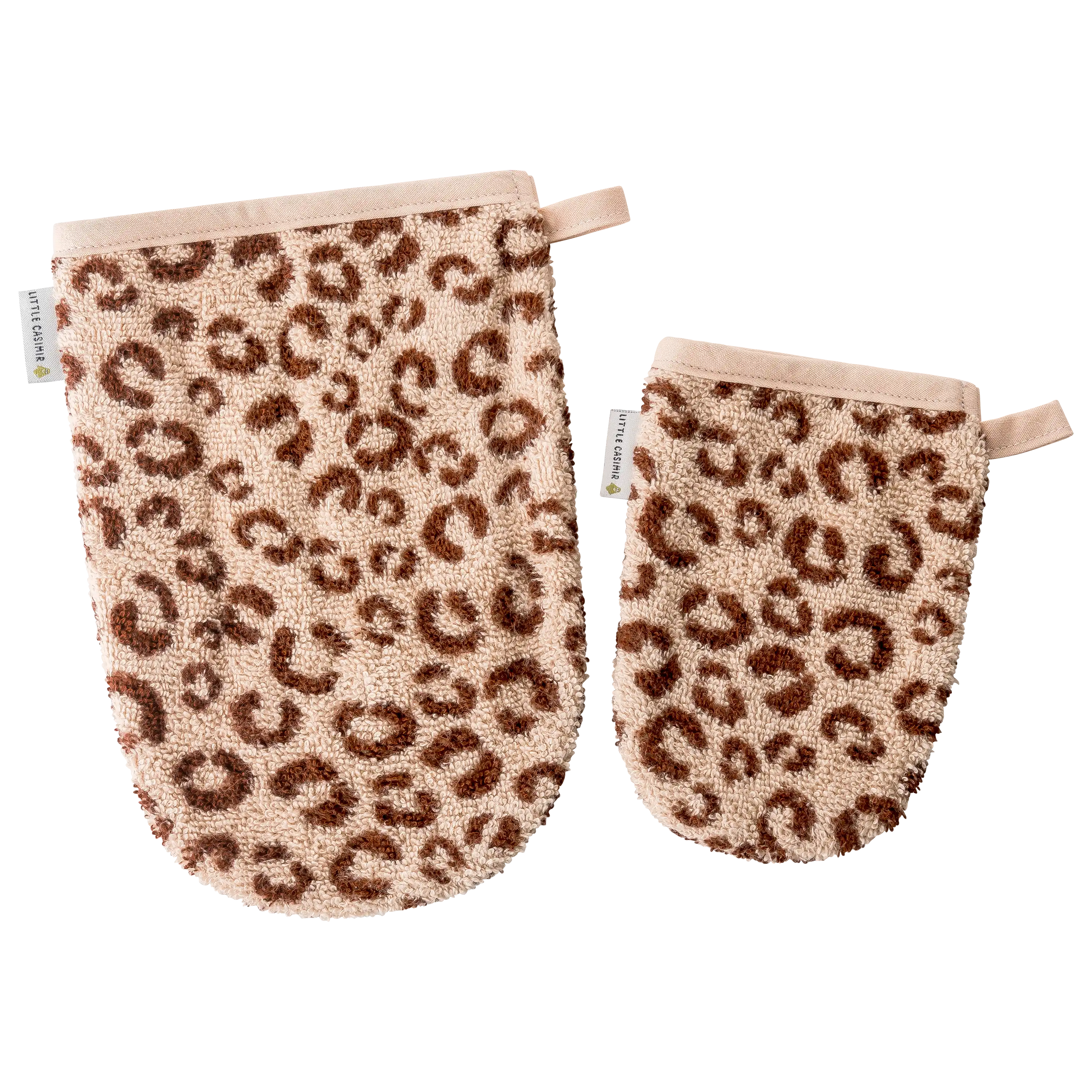 Zwei Waschhandschuhe von Little Casimir mit Leopardenmuster für professionelle Produktfotografie von Textilien.