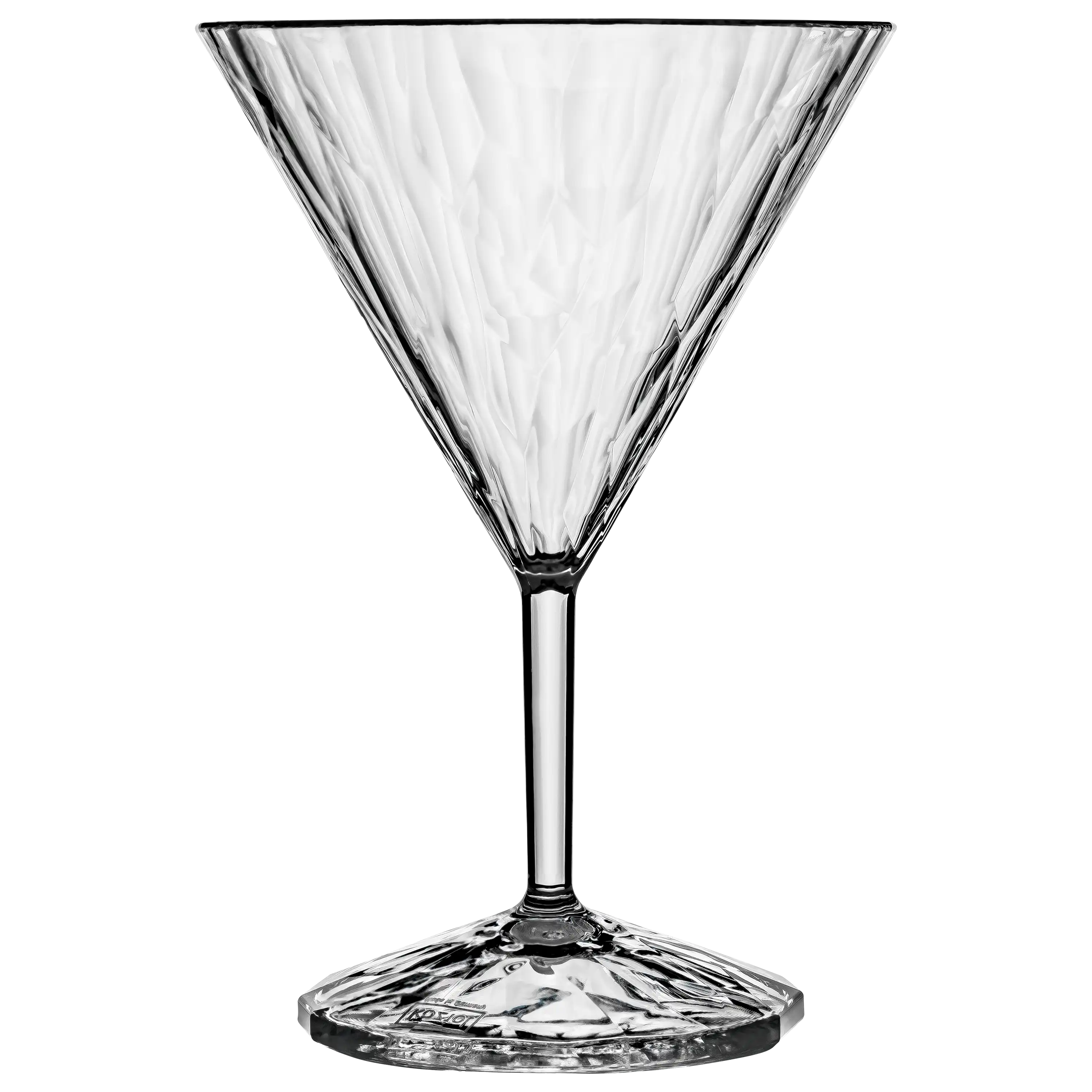 Ein transparentes Koziol Martiniglas mit facettiertem Design vor schwarzem Hintergrund für Produktfotos.