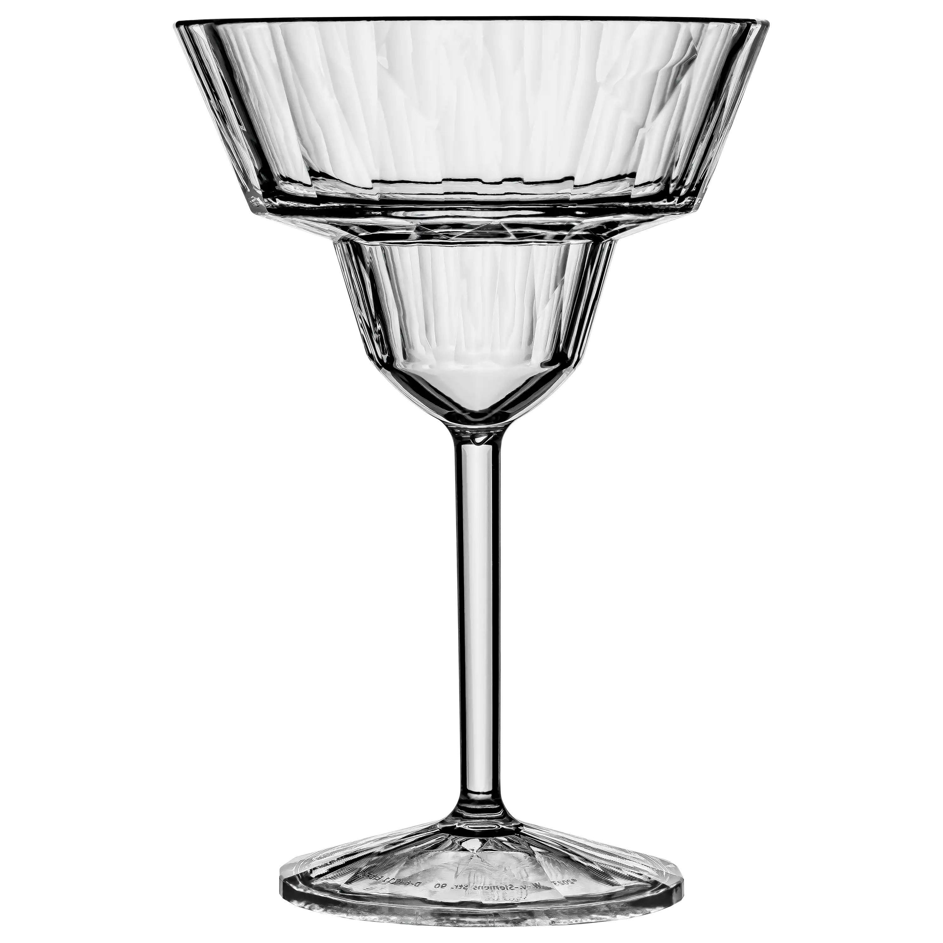 Ein elegantes, facettiertes Cocktailglas vor schwarzem Hintergrund, fotografiert von der PRO-ducto GmbH.