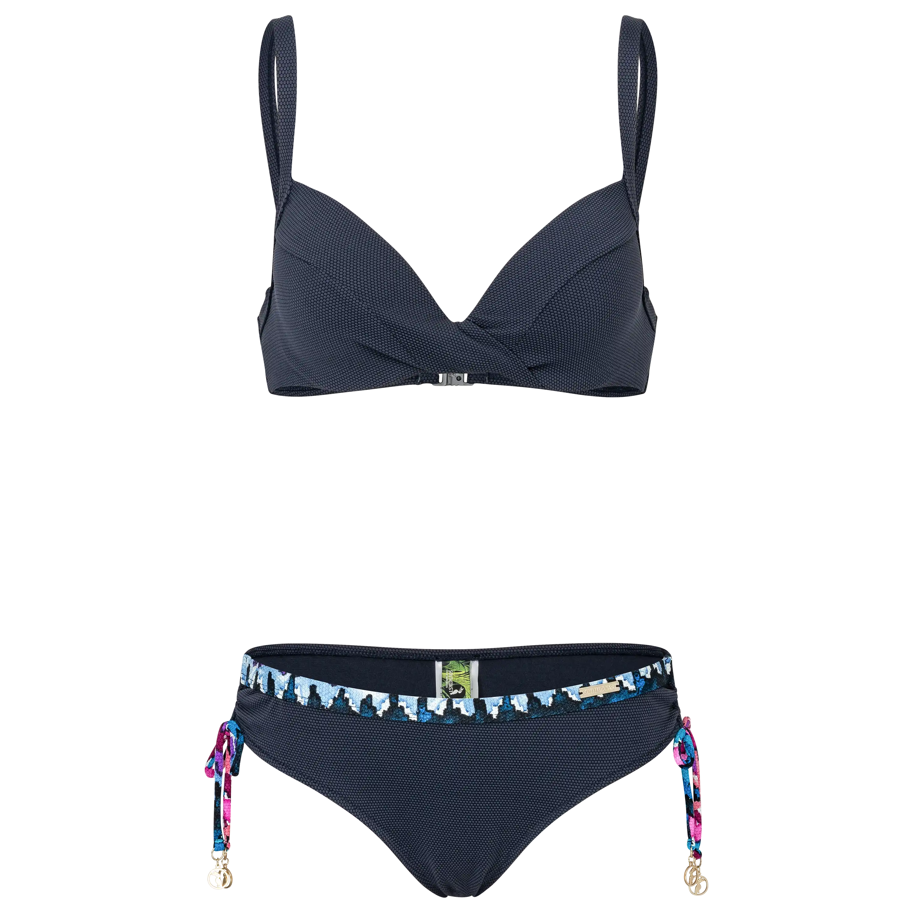 Professionelle Produktfotografie eines dunkelblauen Bikinis mit gemusterten Details. Lassen Sie bei PRO-ducto GmbH Ihre hochwertige Textilfotografie erstellen.