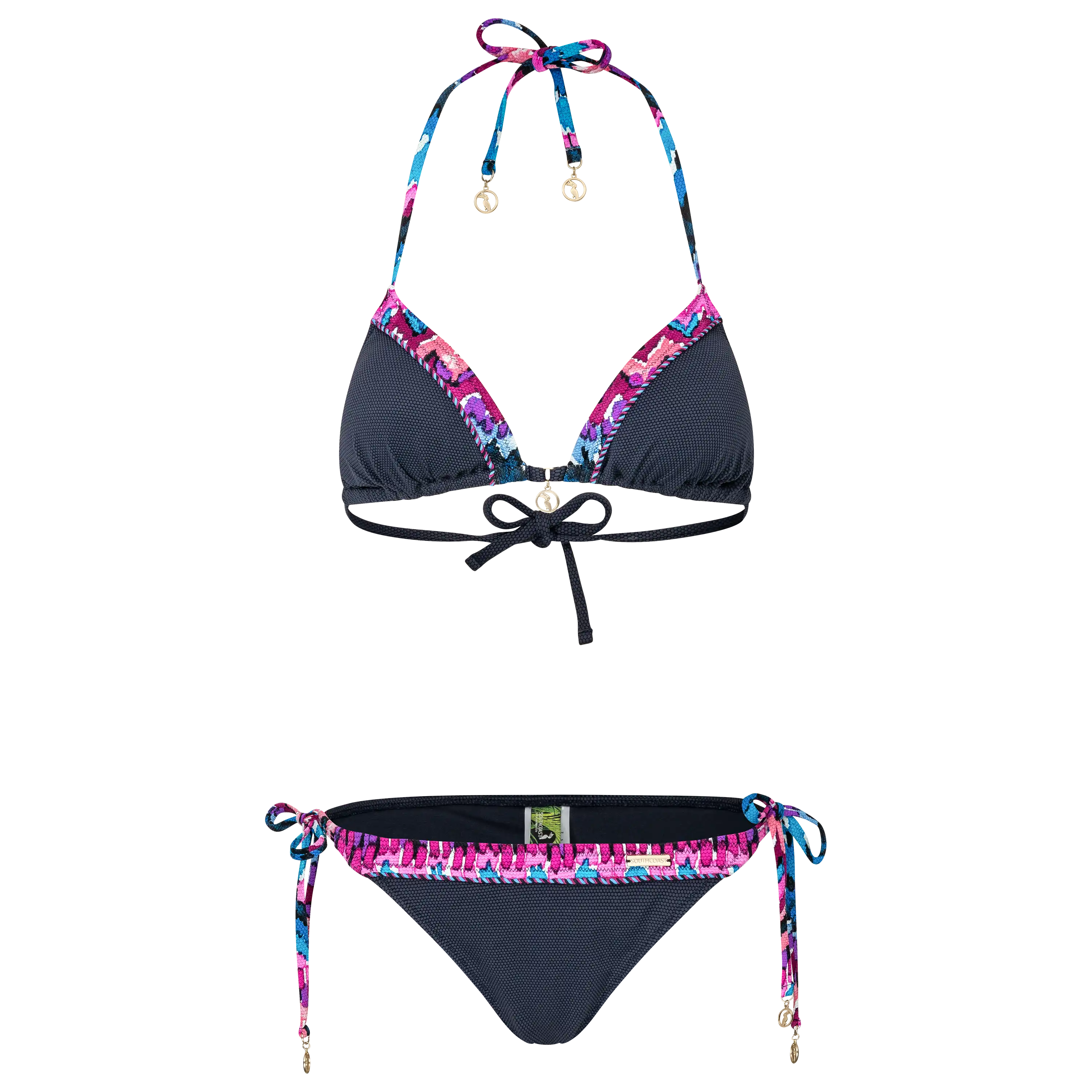 Professionelle Produktfotografie eines dunkelblauen Bikinis mit buntem Muster. PRO-ducto GmbH bietet hochwertige Textilfotografie für Ihre Produktbilder.