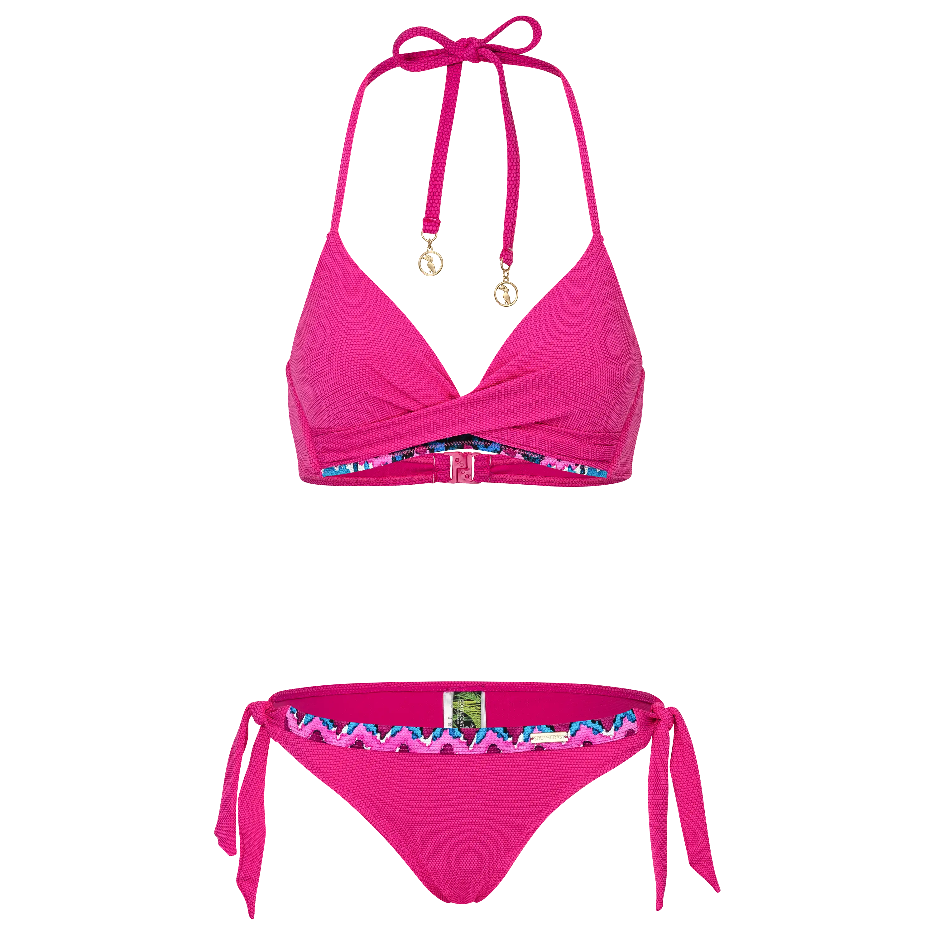 Professionelle Produktfotografie eines pinken Bikinis mit buntem Zickzack-Muster. Lassen Sie bei PRO-ducto GmbH Ihre hochwertige Textilfotografie erstellen.