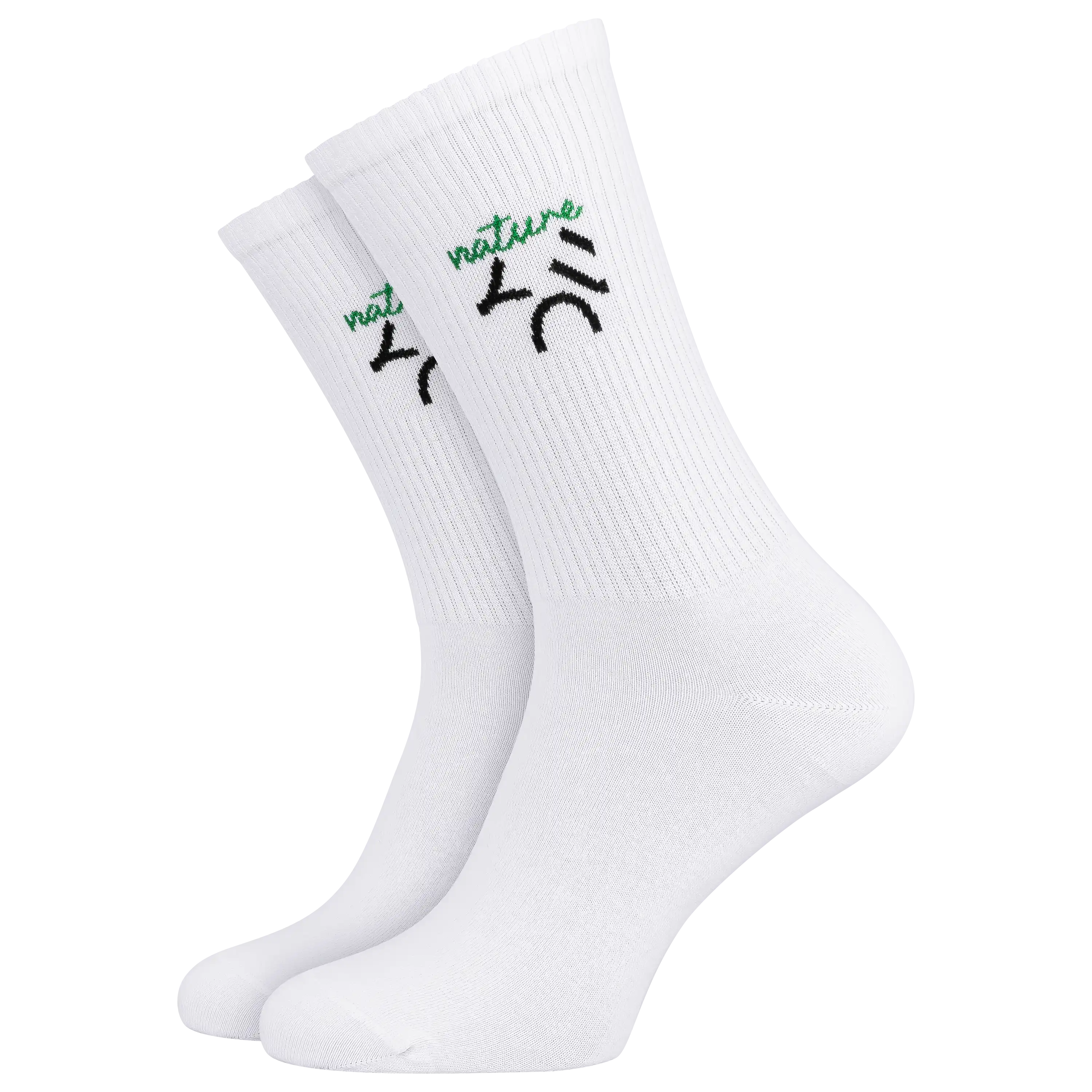 Professionelle Produktfotografie von weißen Socken mit grünem Nature-Schriftzug. Bei PRO-ducto GmbH Bekleidung fotografieren lassen für Textilfotografie.