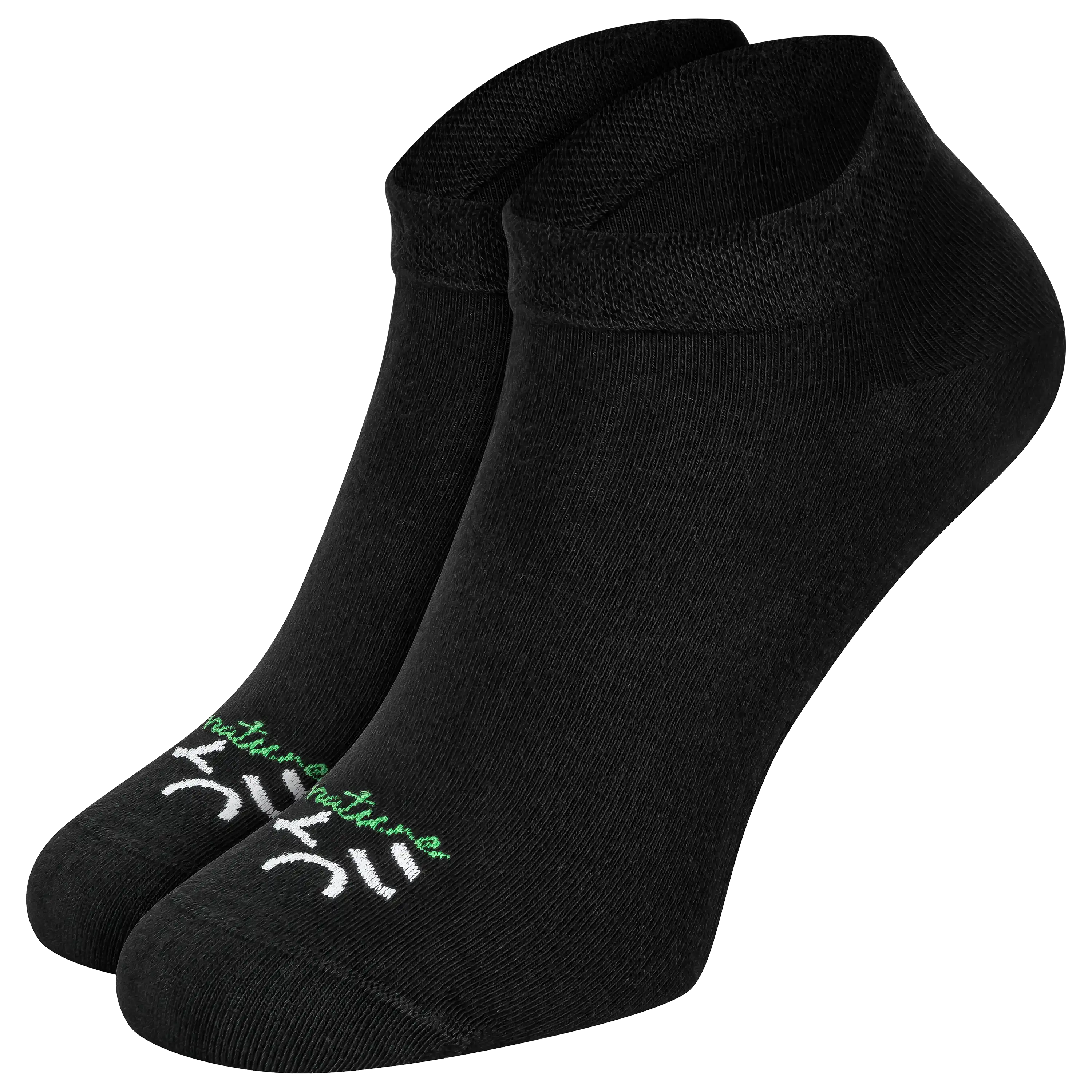 Professionelle Produktfotografie von zwei schwarzen Socken mit grünem Schriftzug. Lassen Sie bei PRO-ducto GmbH Ihre Bekleidung hochwertig fotografieren.