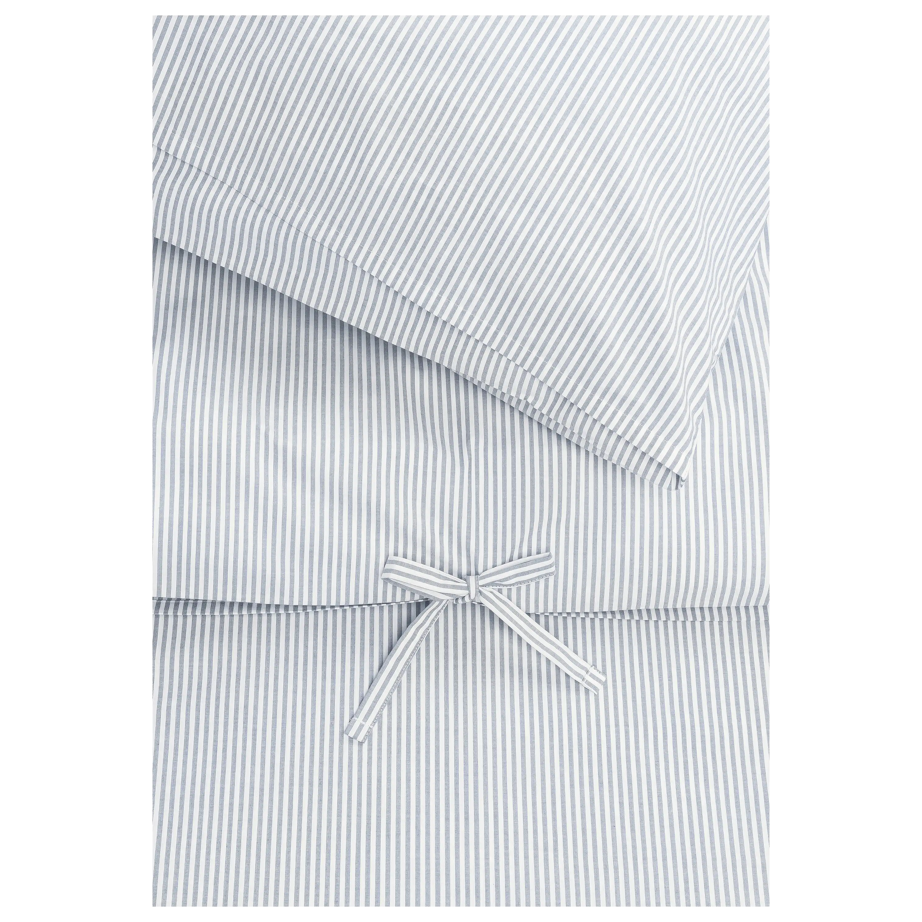 Professionelle Textilfotografie von PRO-ducto GmbH: Bettwäsche mit blau-weißem Streifenmuster und Bindeband.
