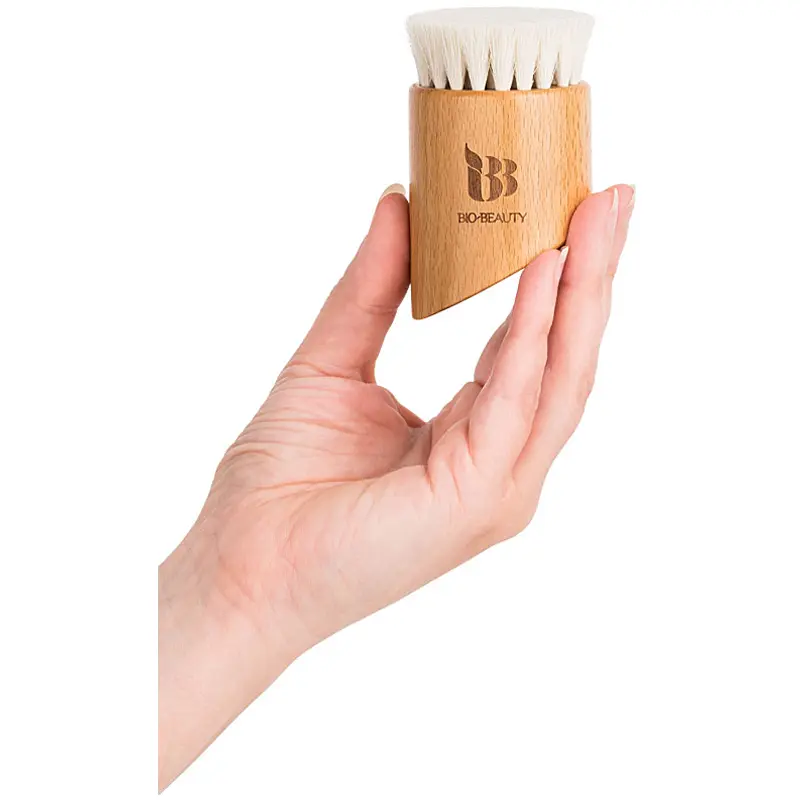 Produktfoto Kosmetikbürste mit Hand als Größenvergleich