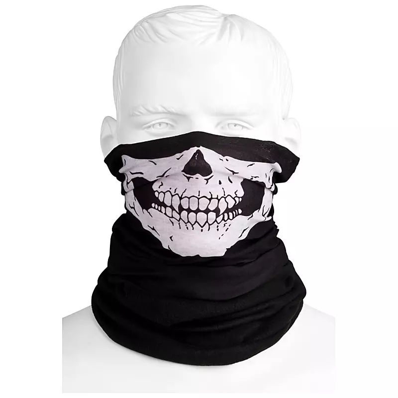 Professionelle Produktfotografie von PRO-ducto GmbH: Ein schwarzes Schlauchtuch mit Totenkopf-Print auf einem weißen Schaufensterpuppen-Kopf präsentiert.
