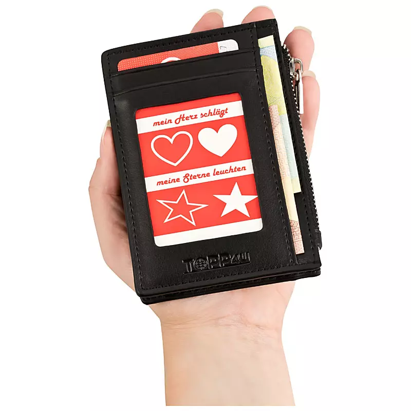Eine Hand hält ein schwarzes Kartenetui von PRO-ducto GmbH, ideal für professionelle Produktfotos. Das Etui zeigt eine Karte mit Herz- und Sternmotiven.