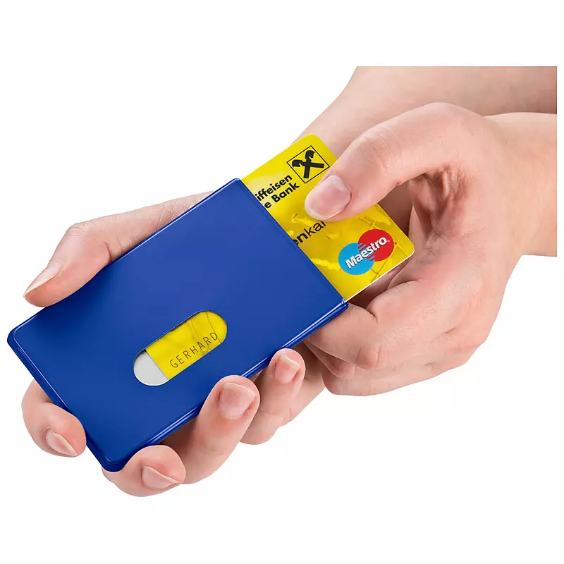 Hände halten ein blaues Kartenetui, aus dem eine gelbe Raiffeisen Bank Maestro-Karte gezogen wird. Professionelle Produktfotografie von PRO-ducto GmbH.