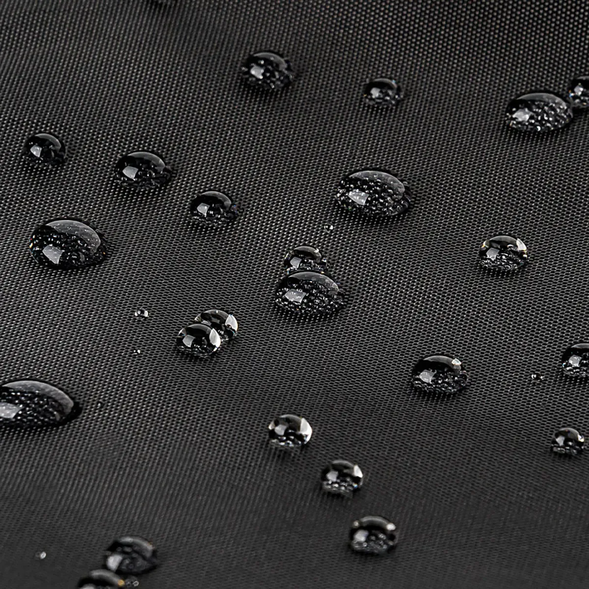 Professionelle Produktfotografie von wasserabweisendem schwarzem Textil. Ideal für Produktbilder erstellen lassen bei Textilfotografie und Kleidung. PRO-ducto GmbH