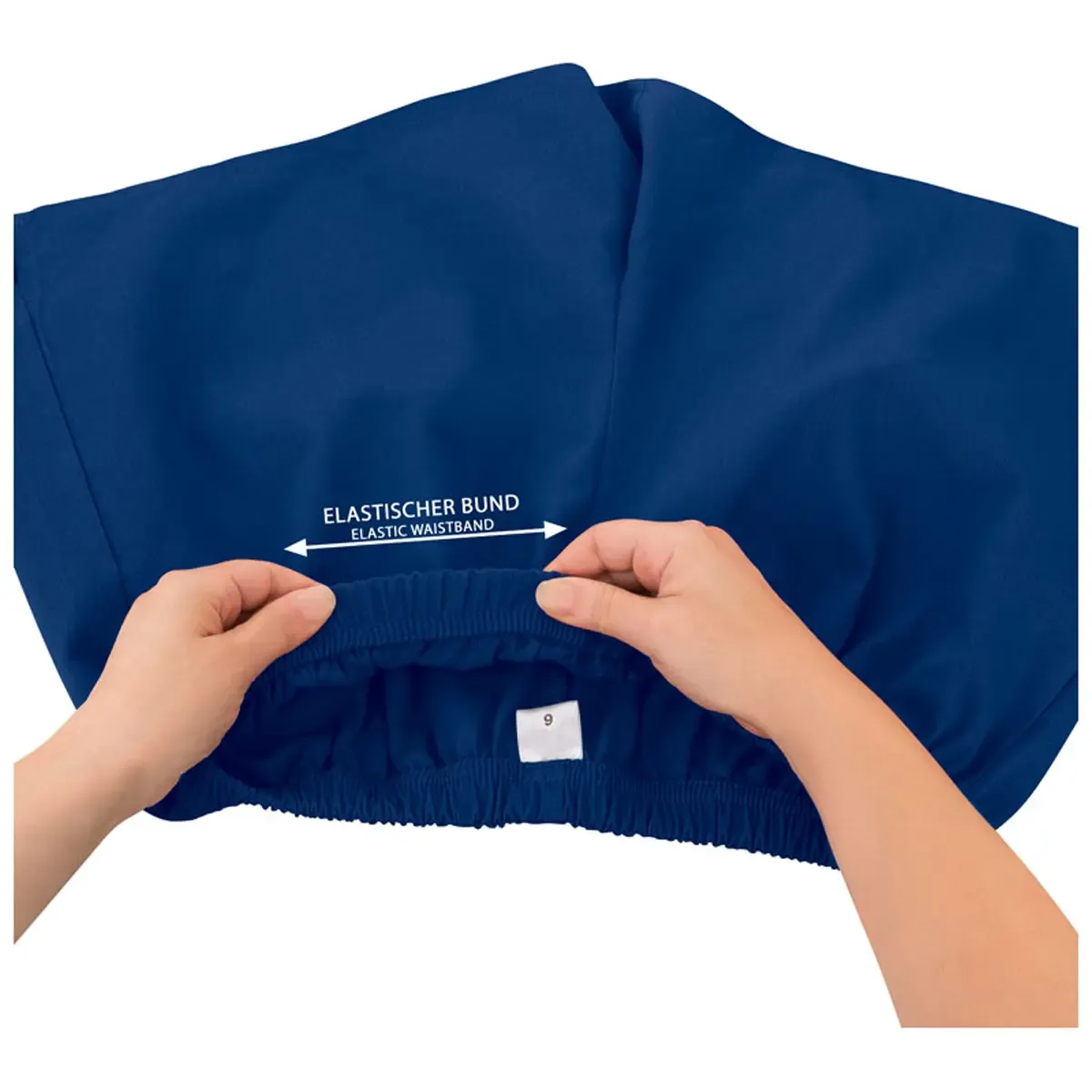 Professionelle Produktfotografie: Hände zeigen den elastischen Bund einer blauen Hose. Ideal für Textilfotografie und hochwertige Produktbilder. PRO-ducto GmbH