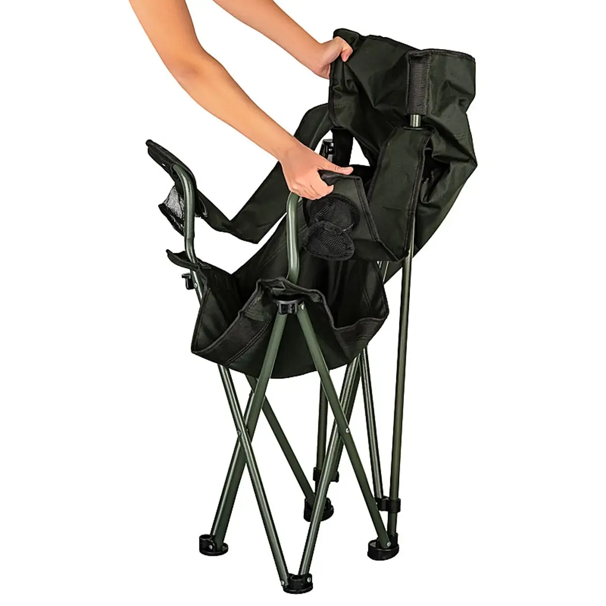 Professionelle Produktfotografie eines schwarzen Campingstuhls als Freisteller. Hände klappen den Stuhl auf, ideal für hochwertige Produktbilder. PRO-ducto GmbH