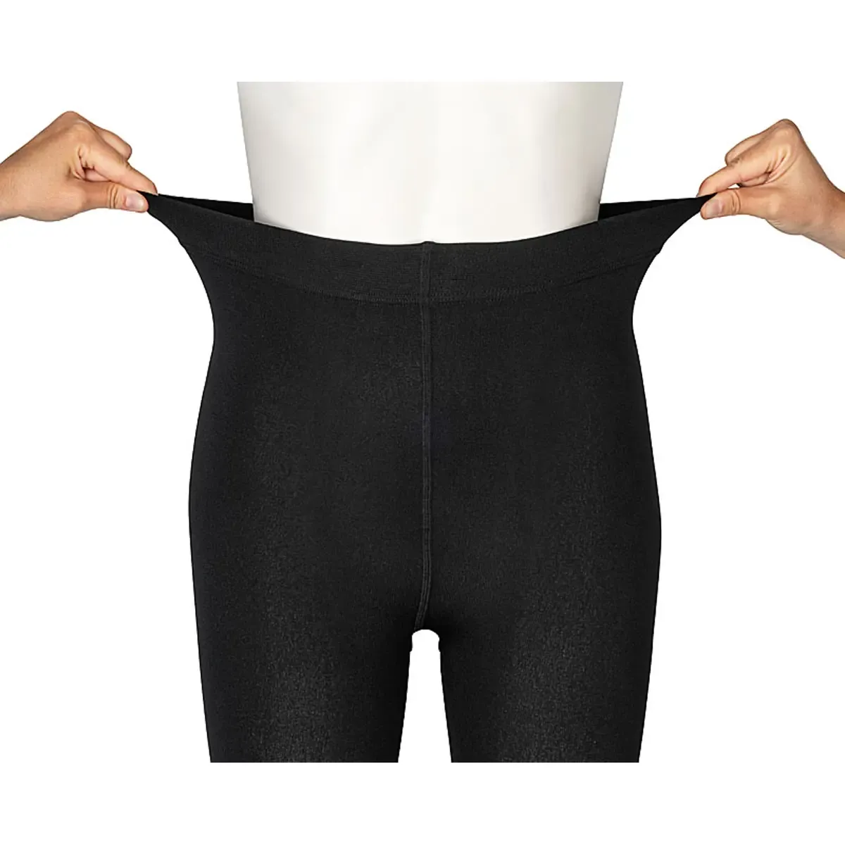 Professionelle Produktfotografie: Hände dehnen den elastischen Bund einer schwarzen Leggings. Ideal für Textilfotografie und hochwertige Produktbilder. PRO-ducto GmbH