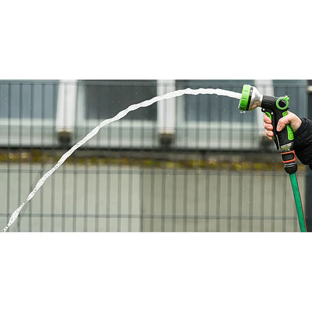Hand hält eine Gartenspritze mit Wasserstrahl. Professionelle Produktfotos und Freisteller für hochwertige Produktbilder erstellen lassen. PRO-ducto GmbH