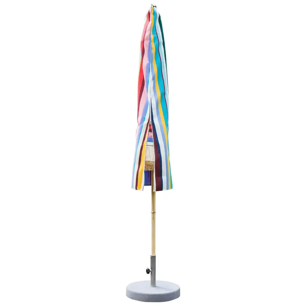 Professionelle Produktfotografie eines geschlossenen, bunt gestreiften Sonnenschirms als Freisteller für hochwertige Produktbilder erstellen lassen. PRO-ducto GmbH