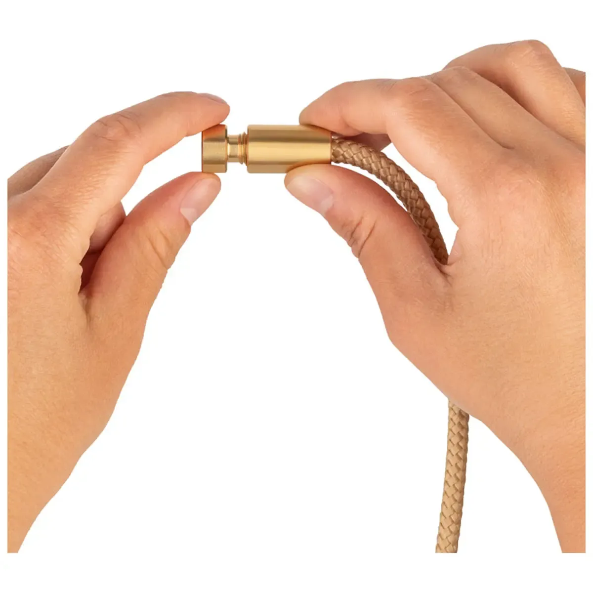 Hände schließen einen goldenen Verschluss an einem beigen Textilband. Professionelle Produktfotografie für hochwertige Accessoires und Freisteller. PRO-ducto GmbH