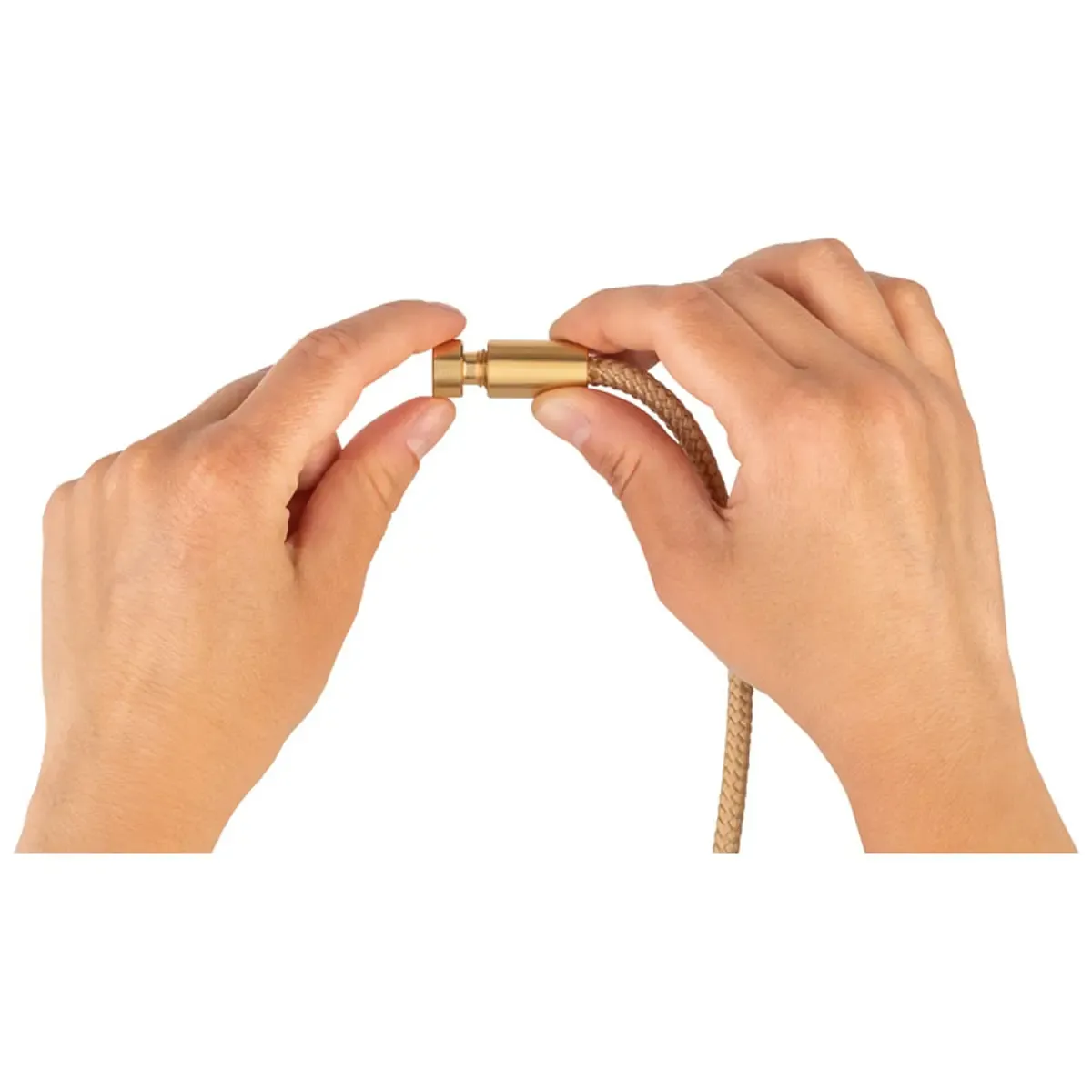 Hände halten ein goldenes Verbindungselement an einem beigen Seil. Professionelle Produktfotografie für hochwertige Produktbilder und Freisteller. PRO-ducto GmbH