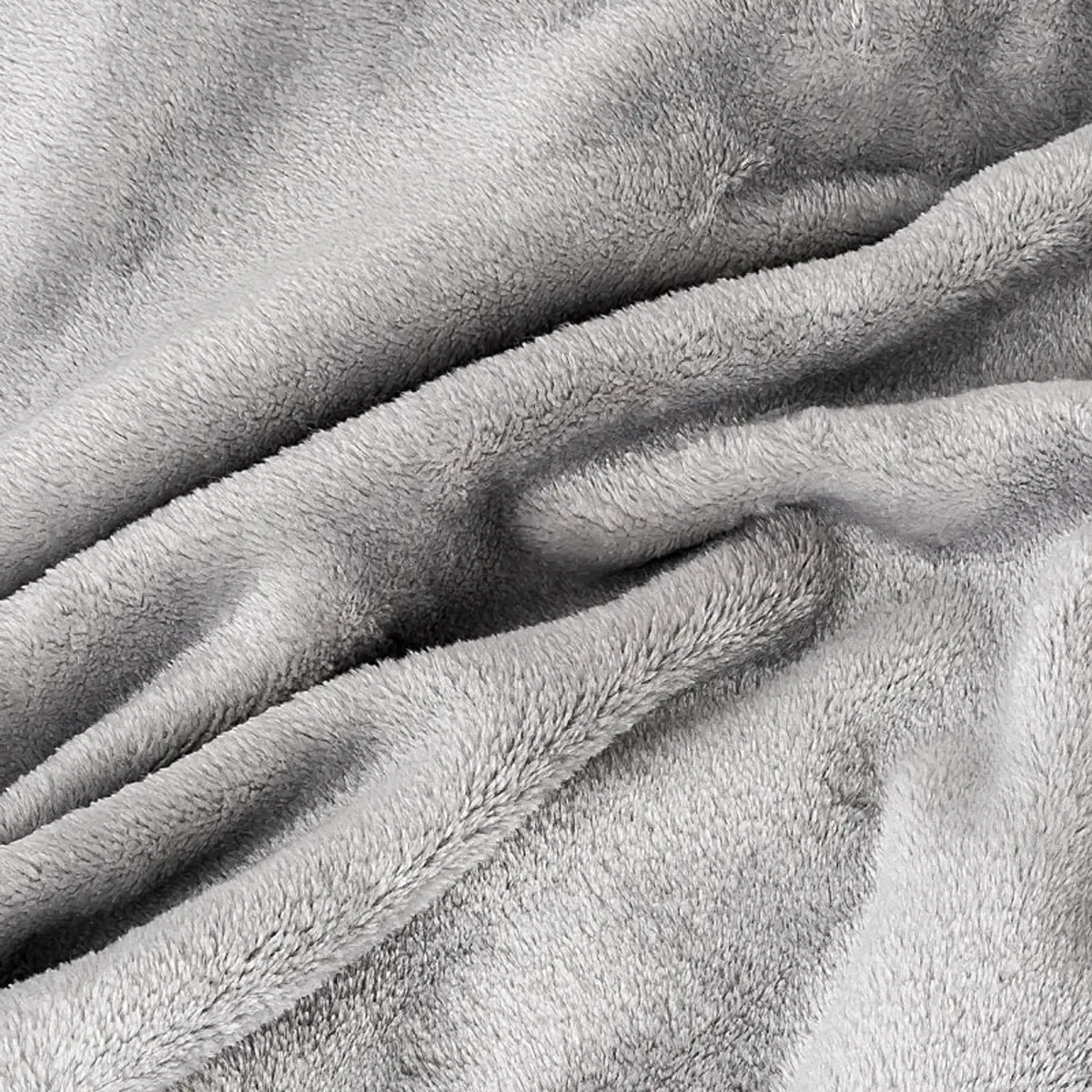 Nahaufnahme einer grauen, weichen Fleecedecke. Professionelle Textilfotografie für hochwertige Produktbilder und ansprechende Produktfotos von Stoffen. PRO-ducto GmbH